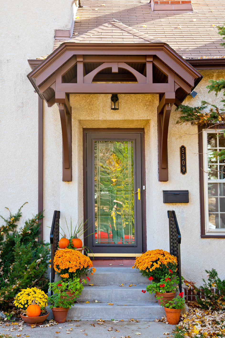 Lynhurst Entry Overhang