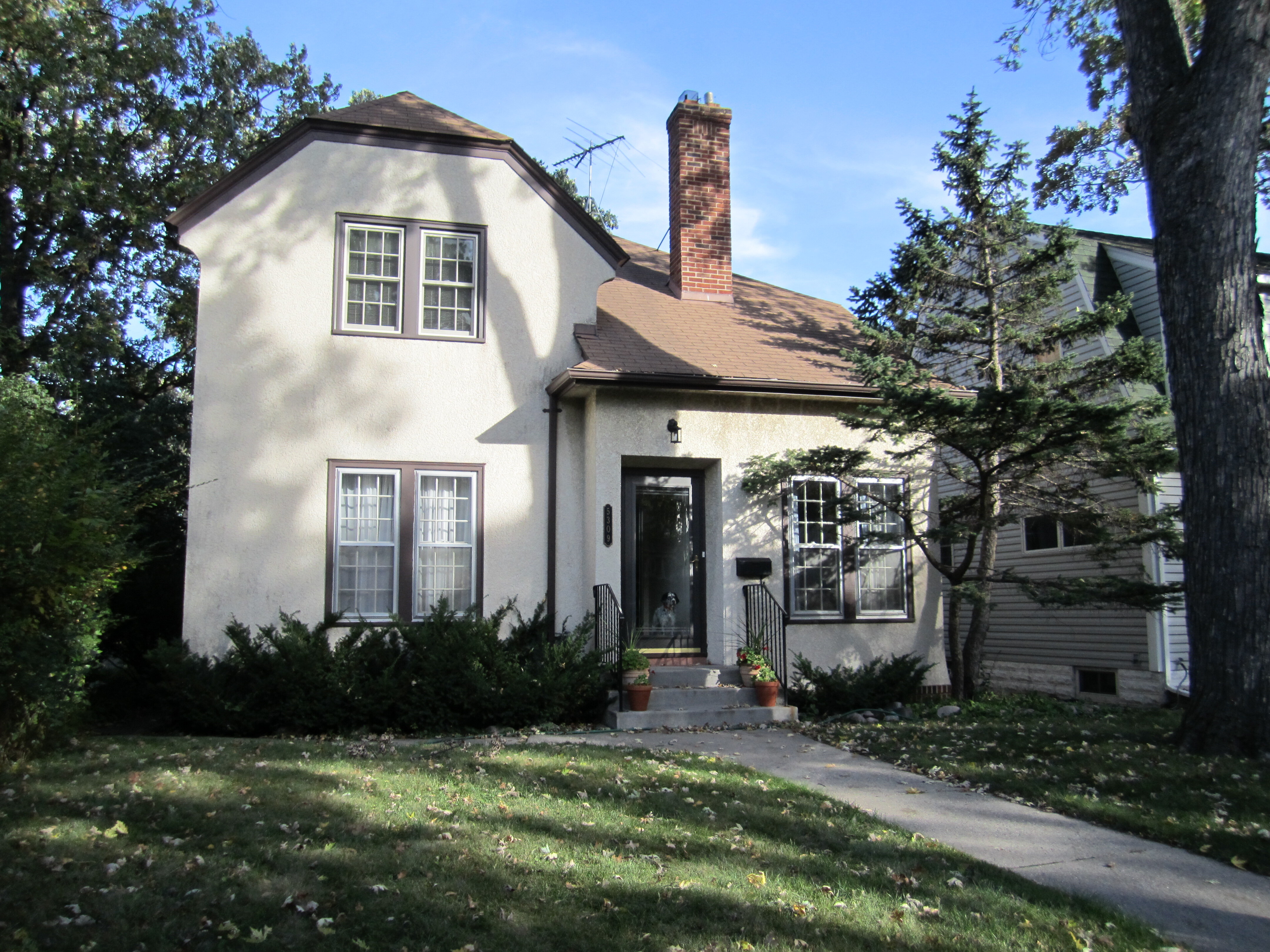 Lynhurst Entry Overhang